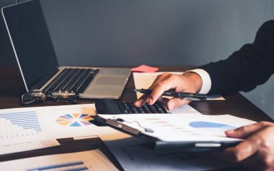 Le rapport entre le droit et l’argent : comprendre les enjeux et le lien crucial entre les deux mondes