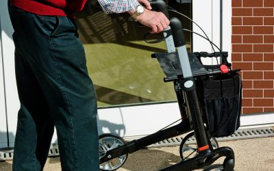 Retraite et maintien à domicile : quelles solutions pour continuer à bien vivre chez soi ?